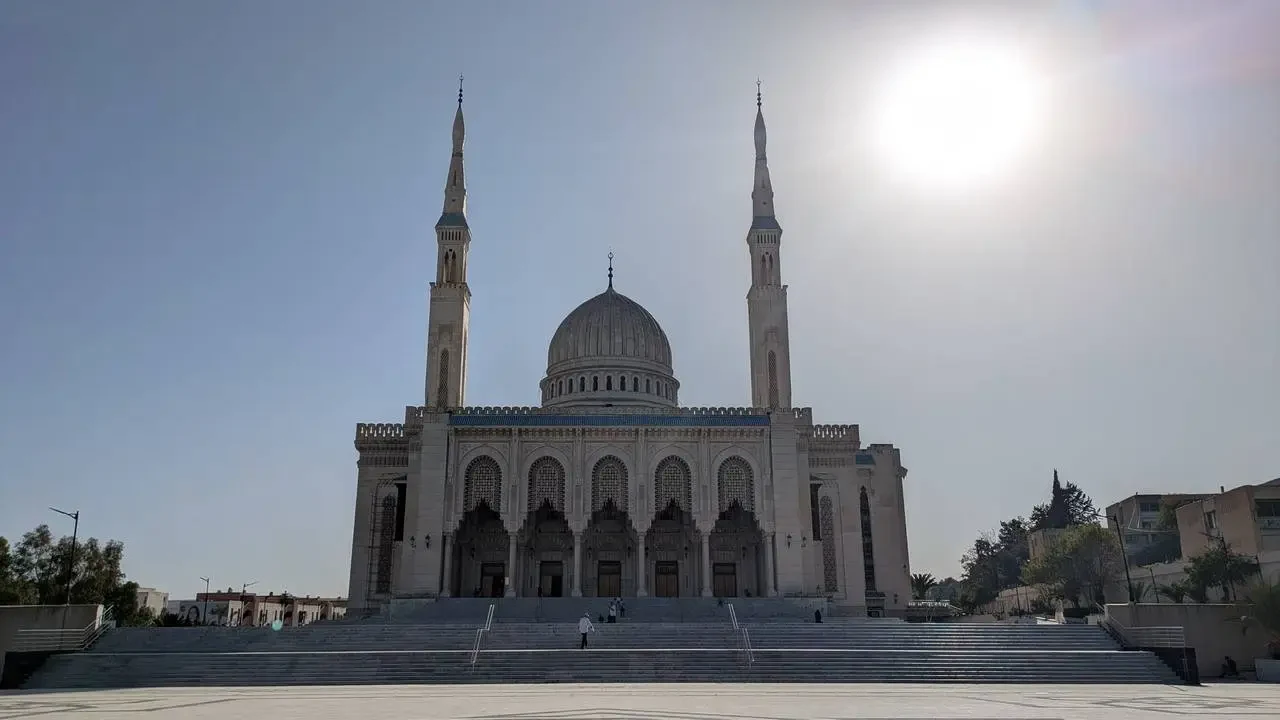 Vista esterna della moschea di Constantine Abdelkader a Algeri con i suoi minareti e la cupola centrale.