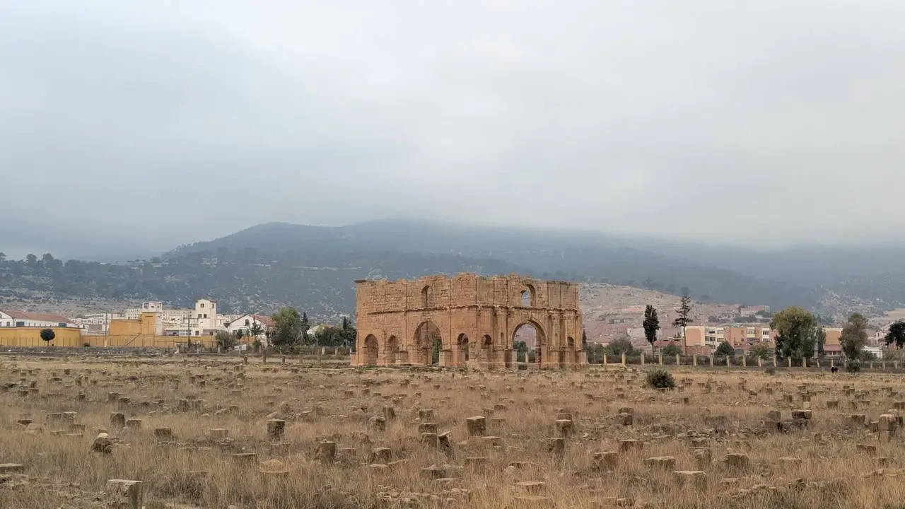 Rovine di una struttura antica in un paesaggio arido dell'Algeria.