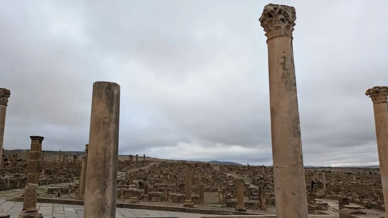 Colonne romane in rovina in un sito archeologico in Algeria.