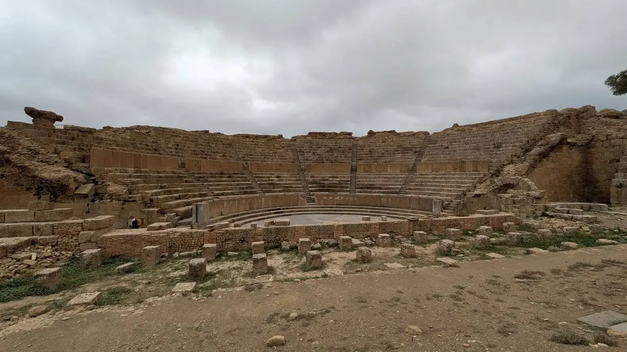 Rovine romane visibili in un paesaggio arido in Algeria.