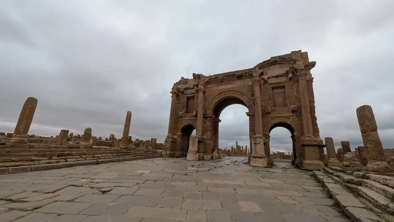 Le rovine romane di Timgad in Algeria sono visibili in primo piano.