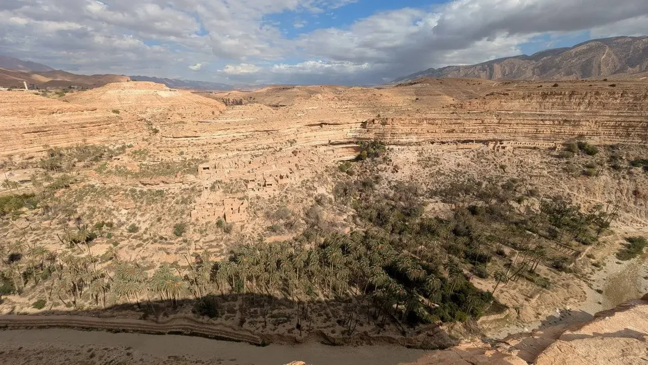 Paesaggio desertico con canyon e terreno arido in Algeria.