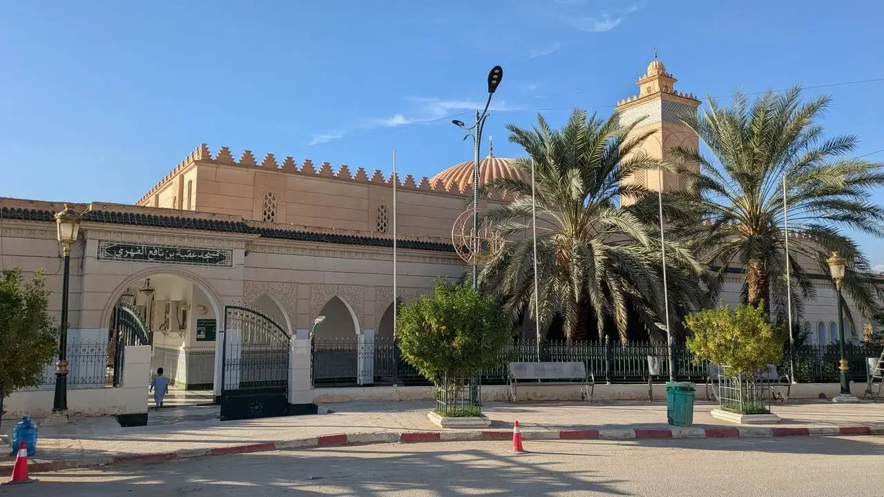 Moschea di Sidi Okba in Algeria con cortile e palme.