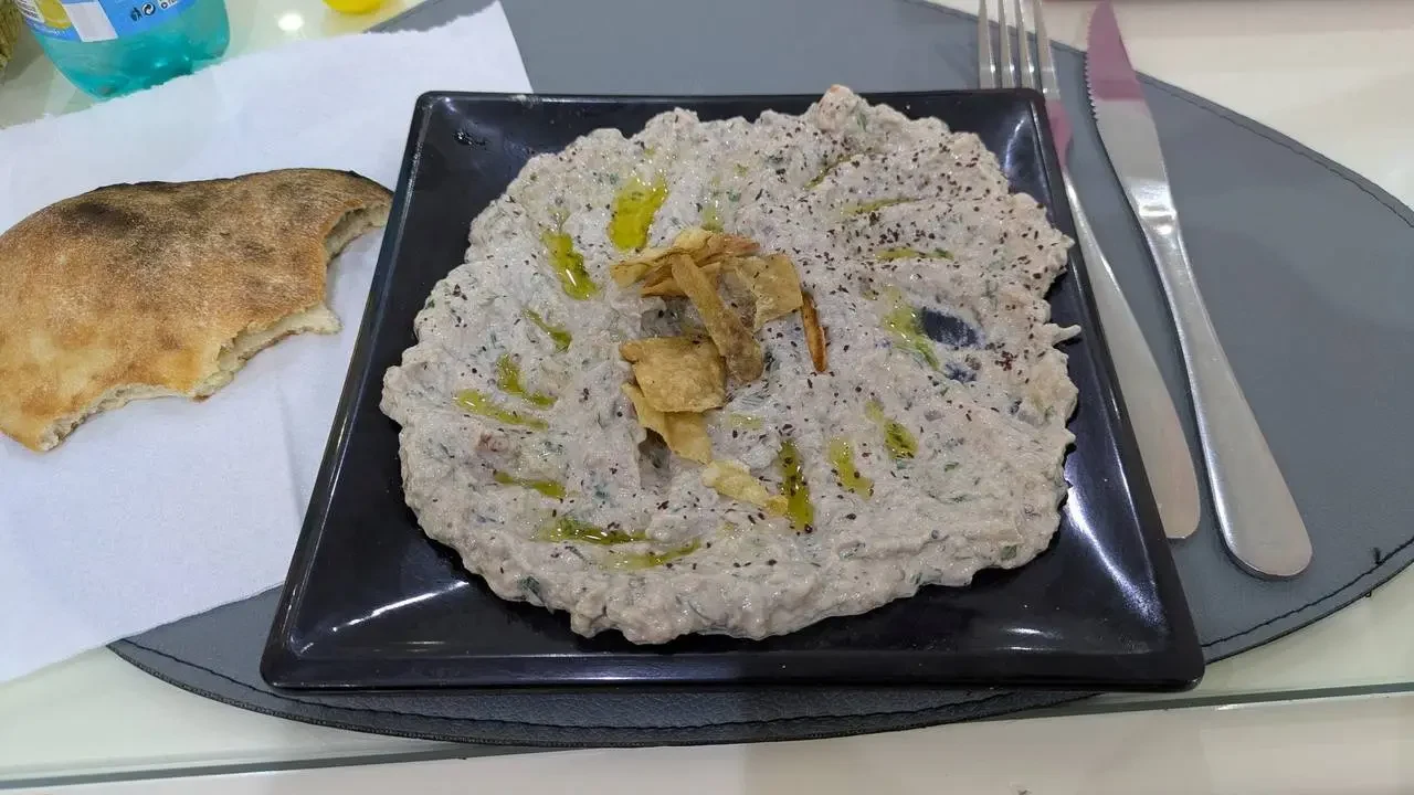 Un piatto di cibo con pane in Algeria.
