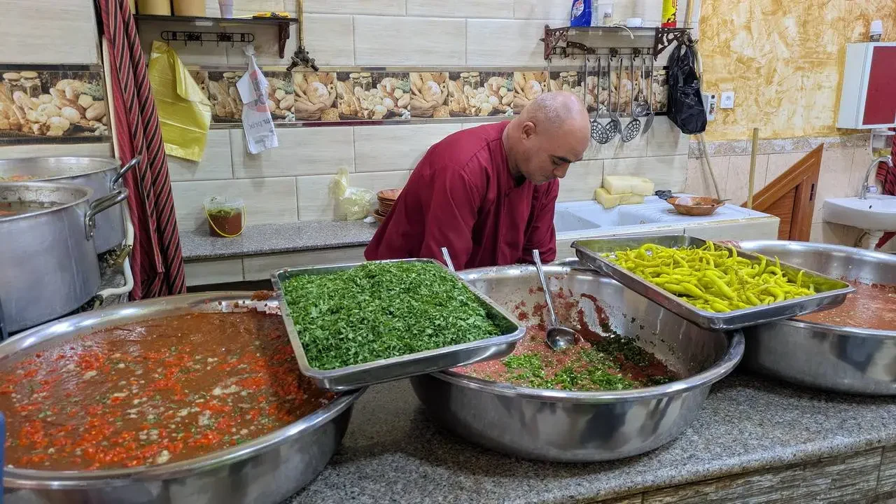 Uno chef prepara piatti tradizionali in una cucina algerina.