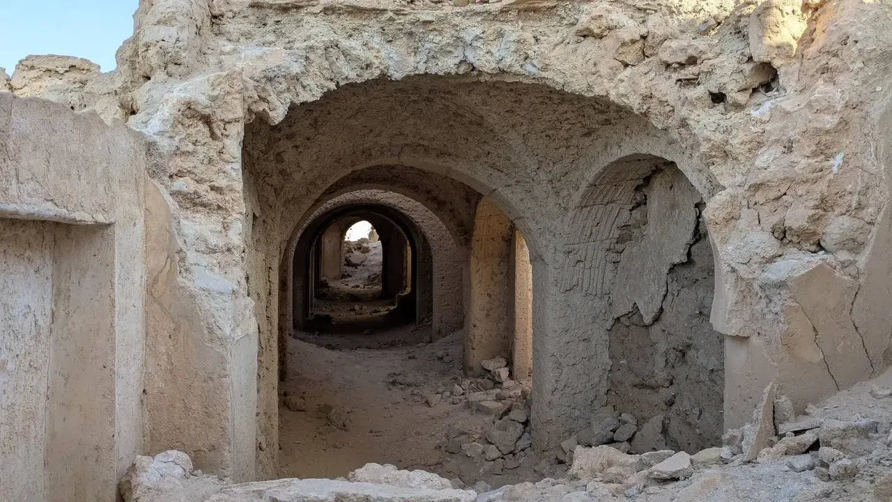 Un antico villaggio berbero in pietra con archi all'interno dell'Algeria.