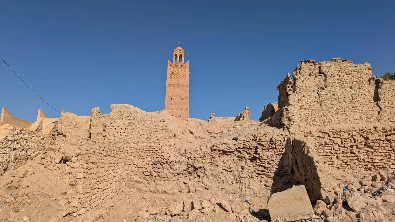 Un antico villaggio berbero in pietra si staglia contro il cielo in Algeria.
