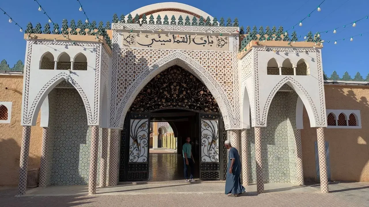 Facciata elaborata di un portale tradizionale algerino con archi decorati.