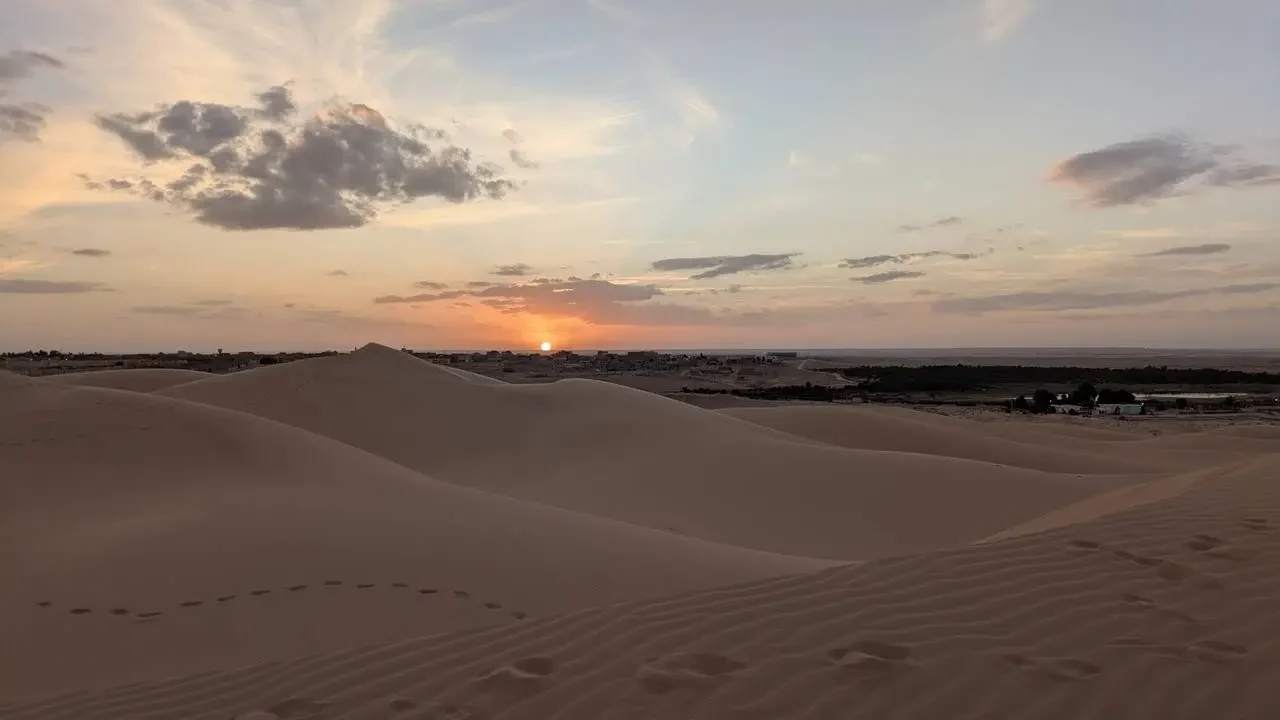 Dune del deserto al tramonto in Algeria.