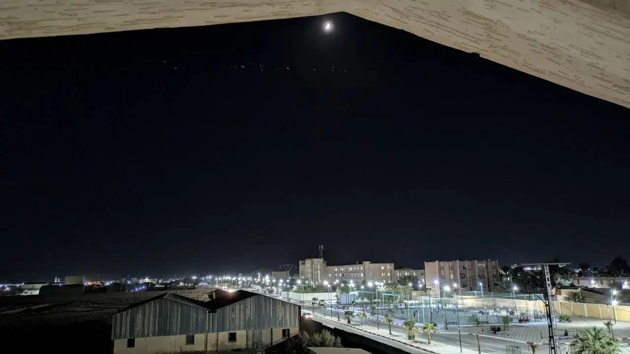 Vista notturna di un hotel e dell'orizzonte in Algeria.