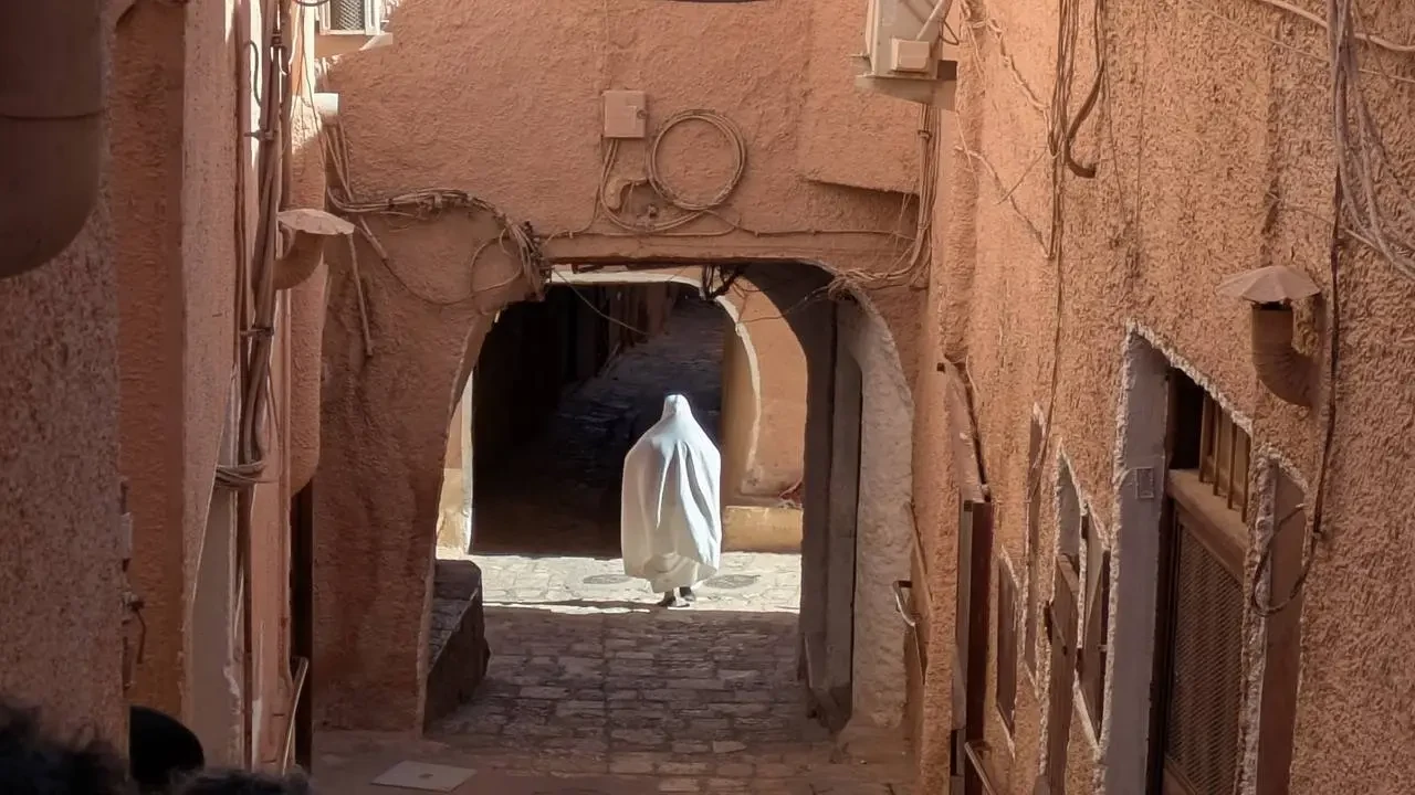 Una stretta via d'accesso con archi conduce attraverso un antico quartiere nordafricano.