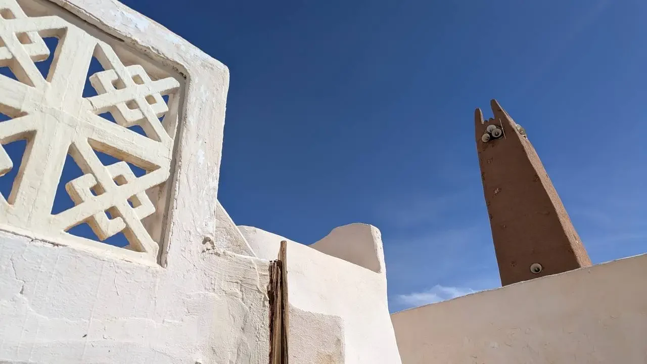 Architettura tradizionale bianca con decorazioni geometriche in Algeria.