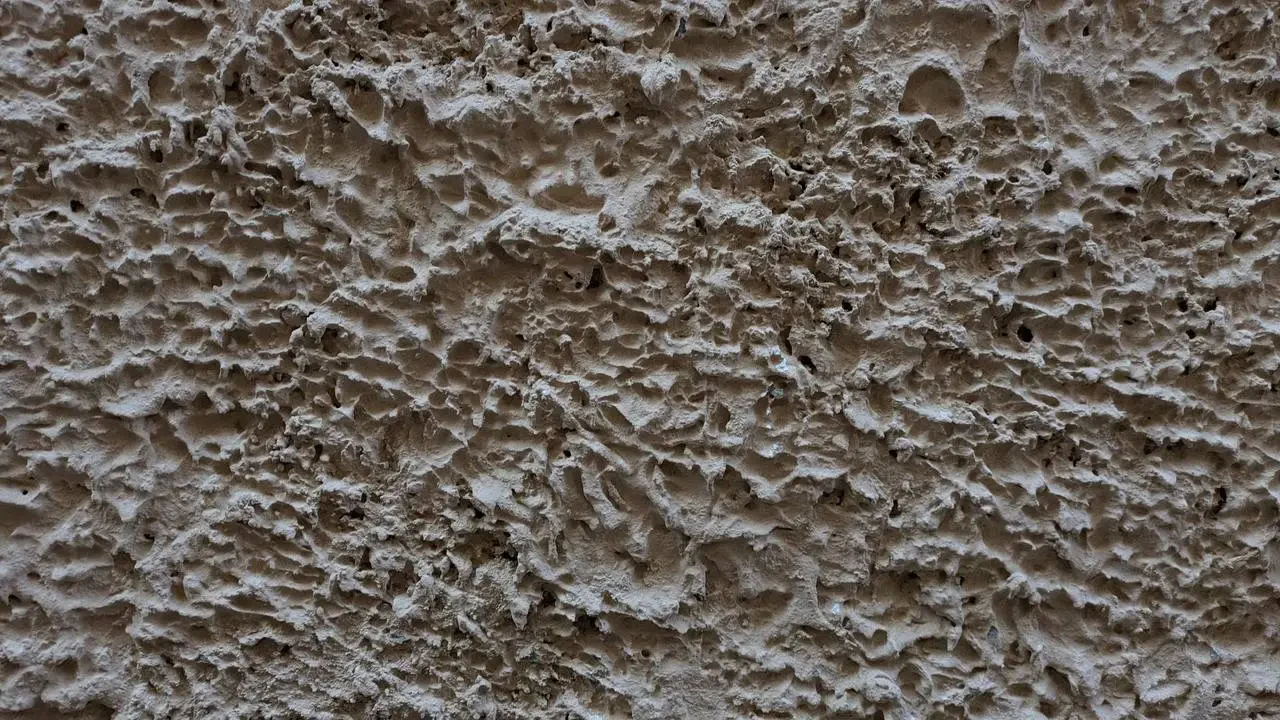 Dettaglio della texture ruvida di un muro in pietra.