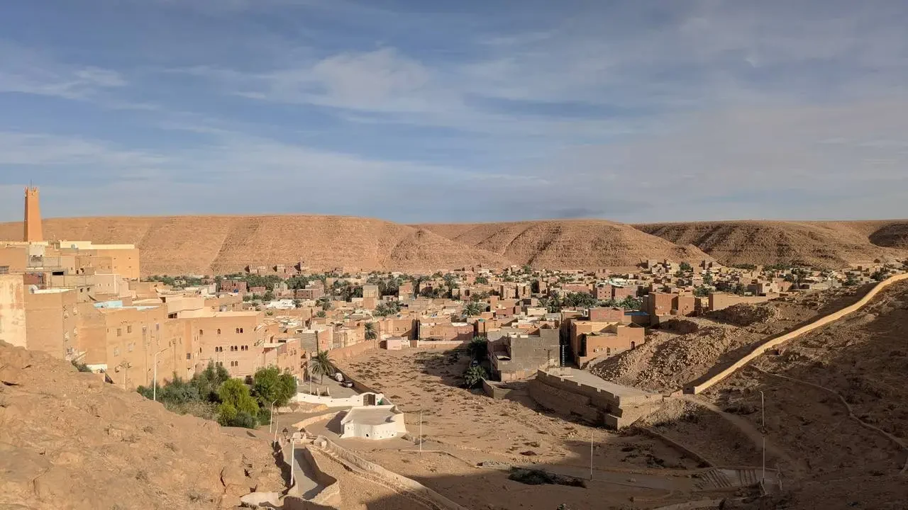 Vista panoramica di un insediamento in terra cotta sotto un cielo aperto in Algeria.