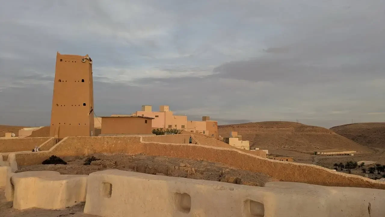 Vista panoramica di un'antica struttura in terra cotta nel paesaggio del Sahara algerino.