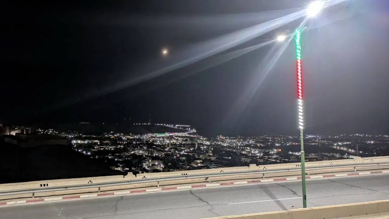 Panorama notturno della città di Ghardaia in Algeria illuminata da luci stradali.
