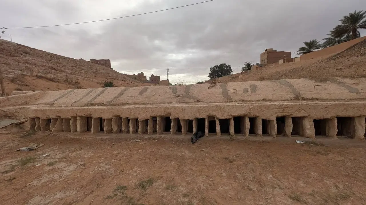 Una vista panoramica di un sito archeologico in Algeria con strutture in pietra a gradoni.