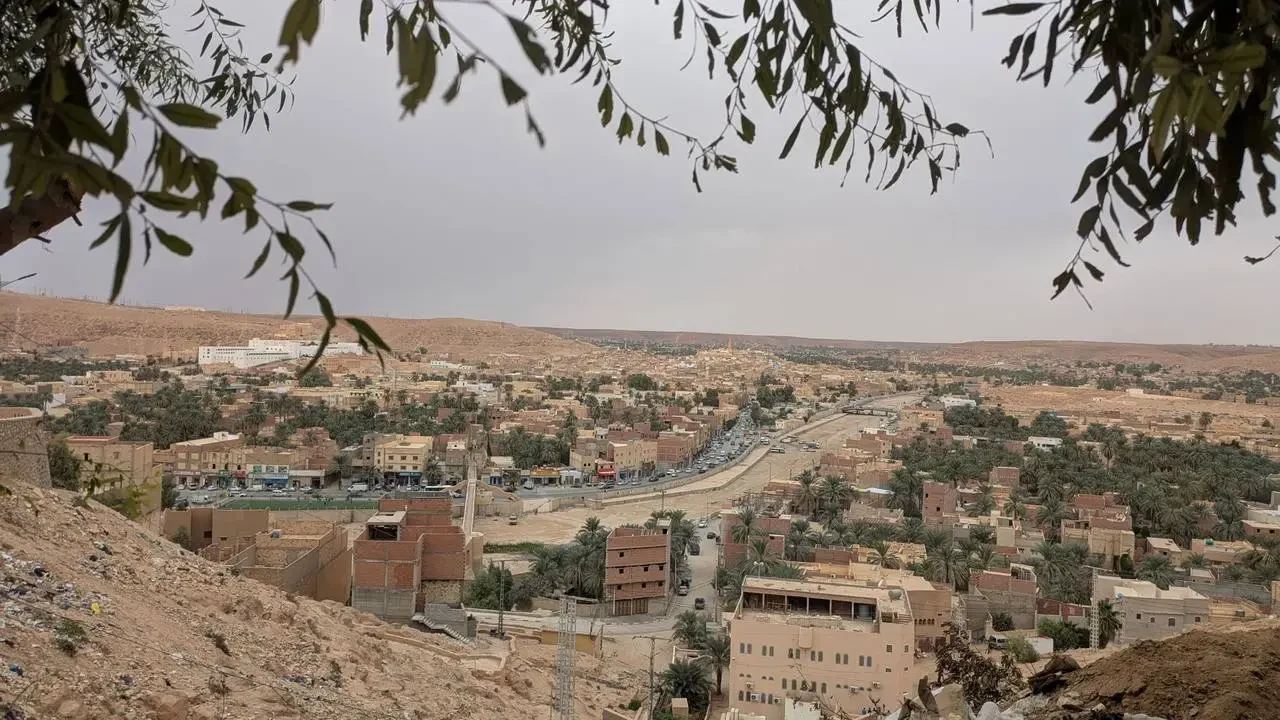 Vista panoramica di un insediamento arido in Algeria con architettura tradizionale.