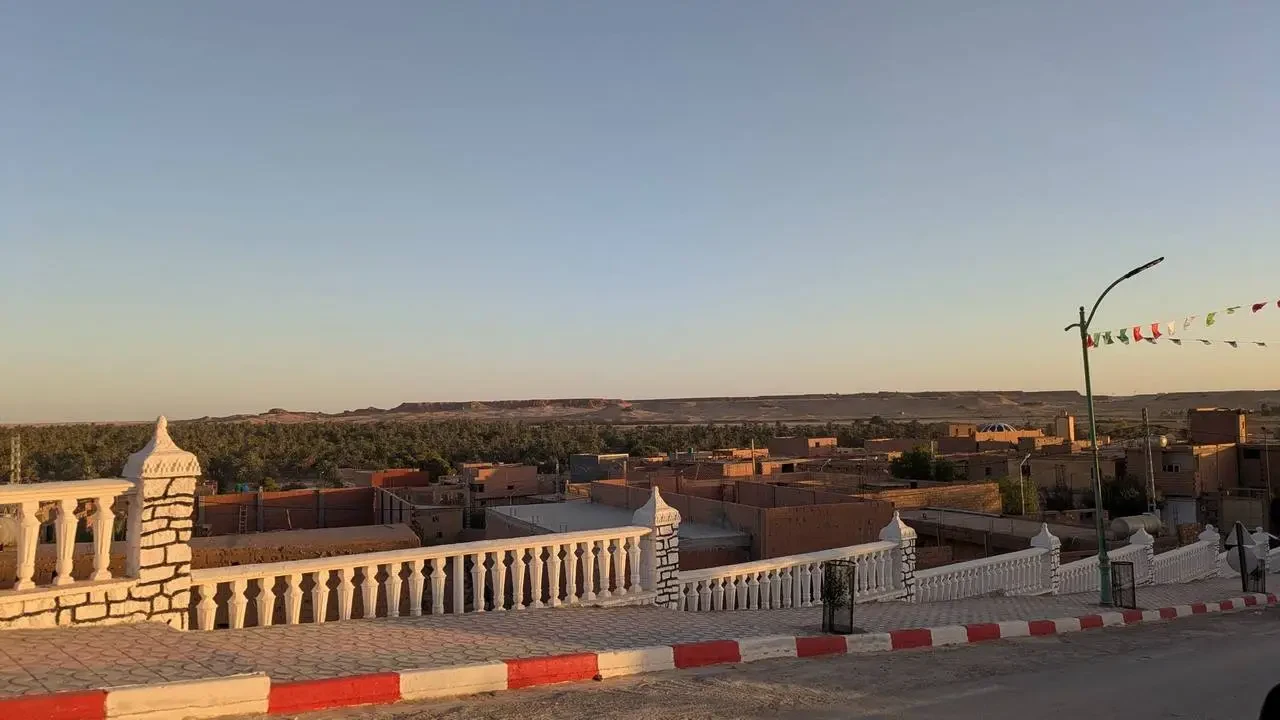 Vista panoramica di un paesaggio urbano e arido in Algeria al tramonto.