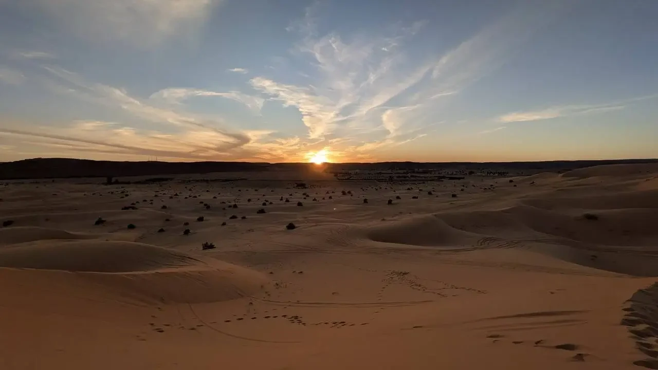 Dune del deserto illuminate dal sole all'alba in Algeria.