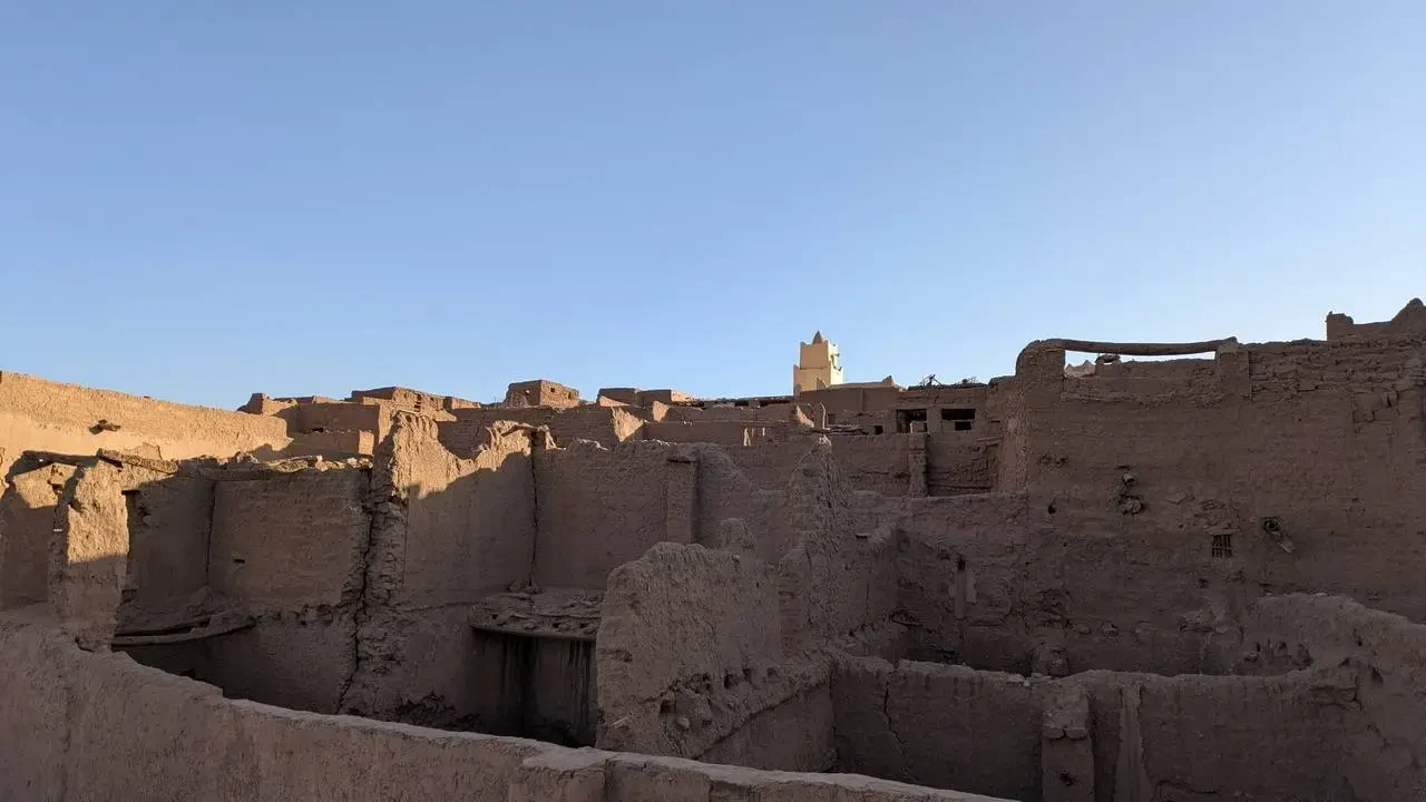 Vista panoramica di un antico insediamento in terra cotta sotto il cielo aperto.
