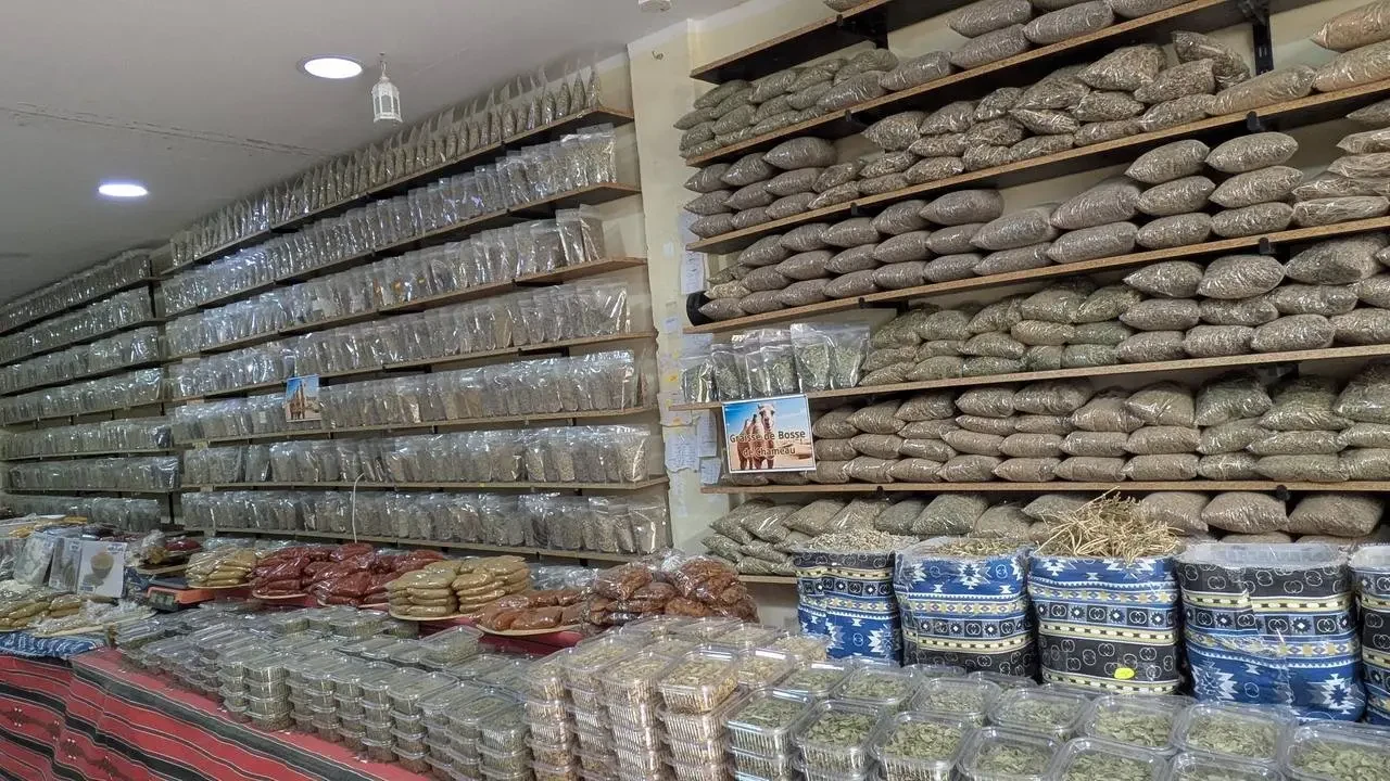 Mercato Taghit con bancarelle piene di prodotti alimentari.