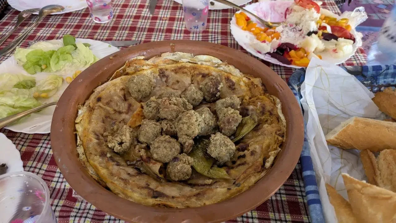 Un pasto all'aperto con cibo tradizionale in Algeria.