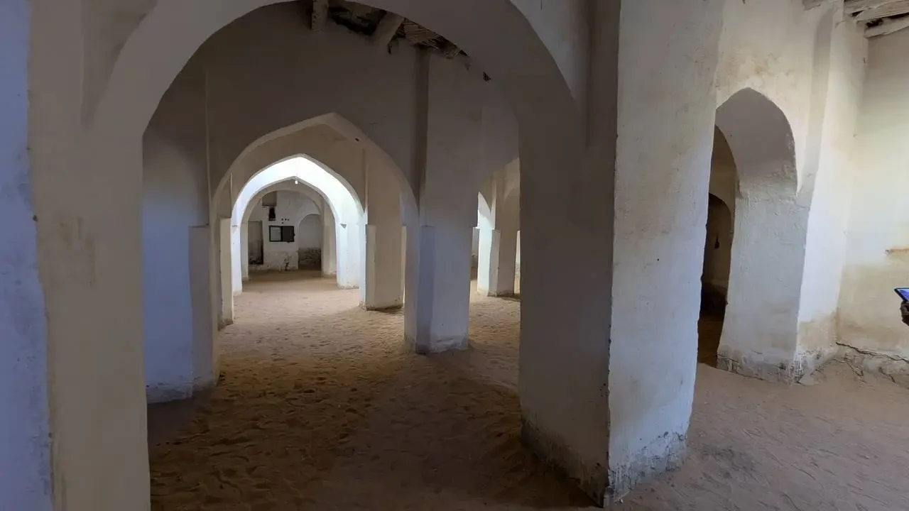 Passaggio interno di un corridoio con archi in pietra nella regione dell'Algeria.