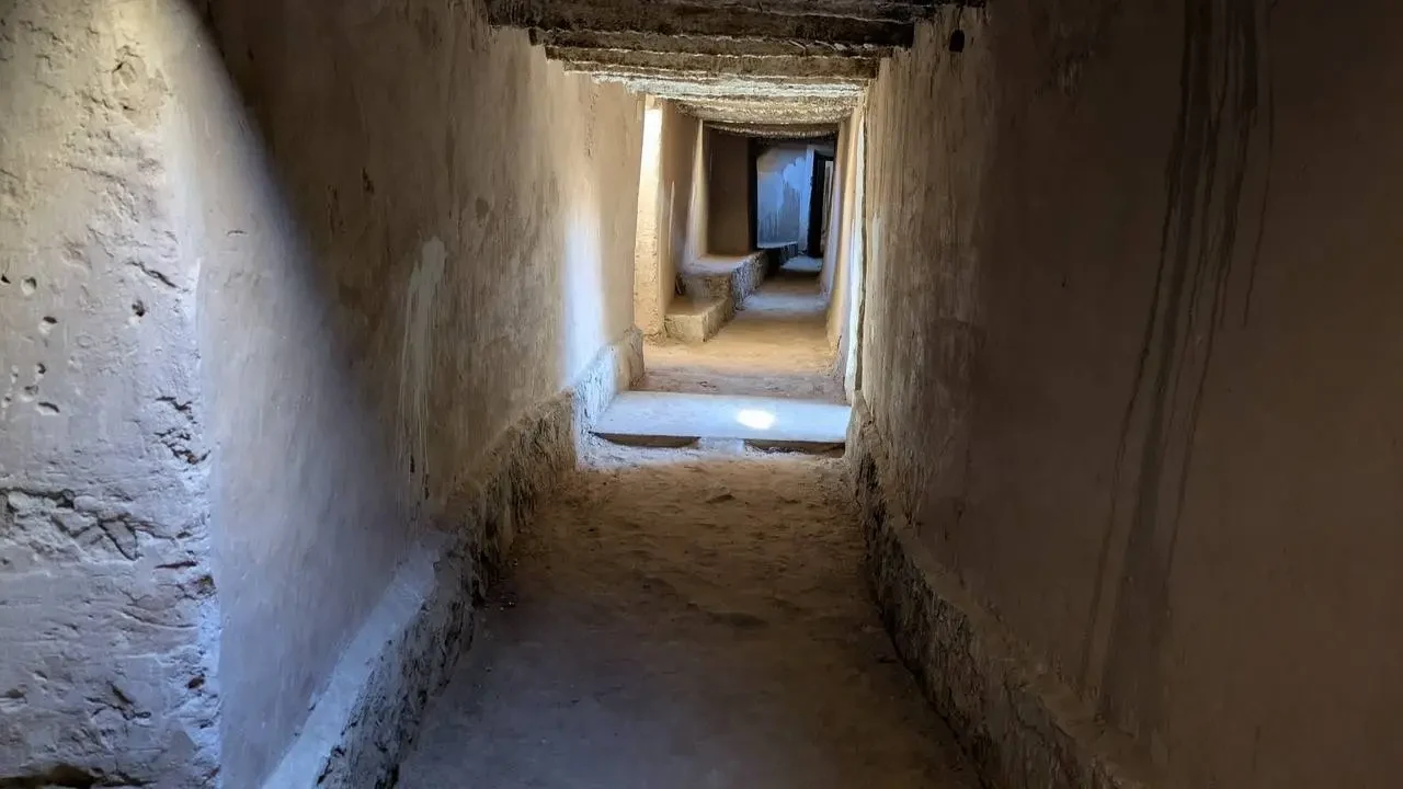 Corridoio stretto in terra cruda all’interno dello ksar di Beni Abbès.