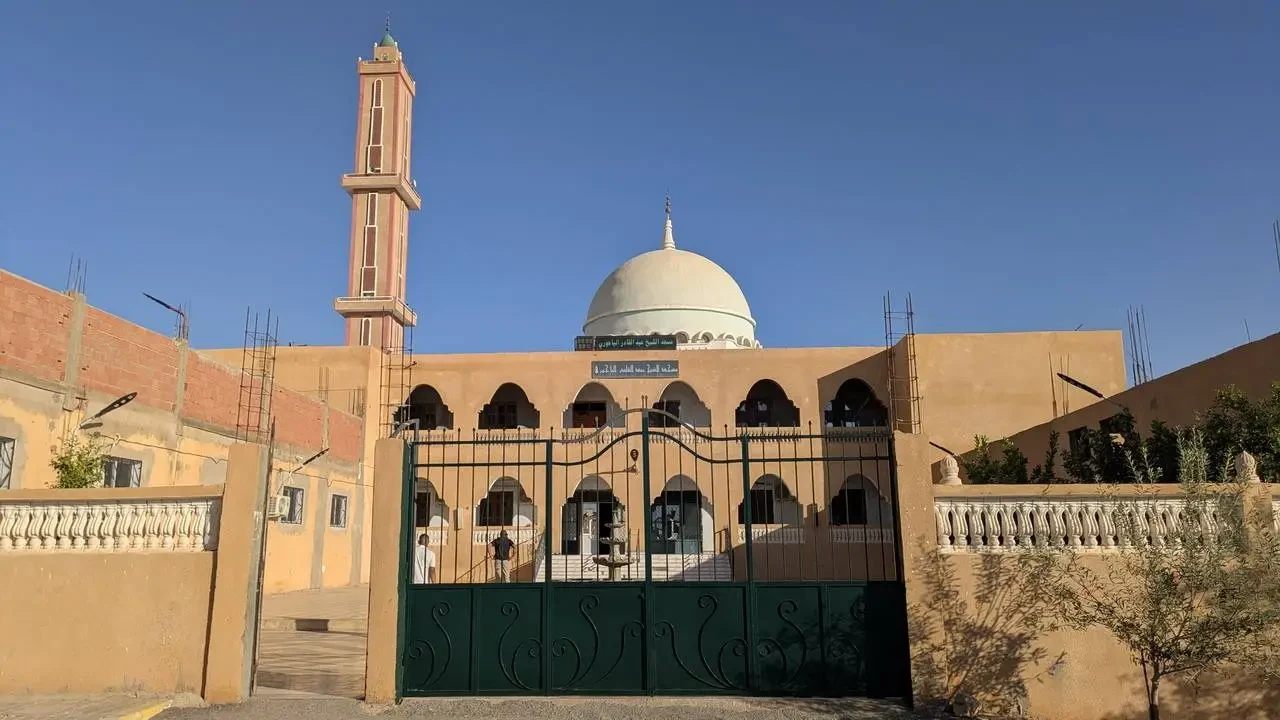 Vista esterna della città di Beni Abbes in Algeria con una struttura architettonica tradizionale.