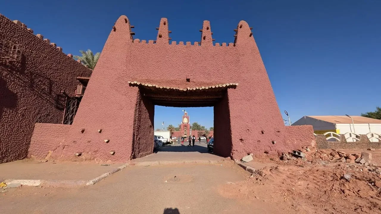 Porta del Sudan in Algeria con mura di terra cotta.