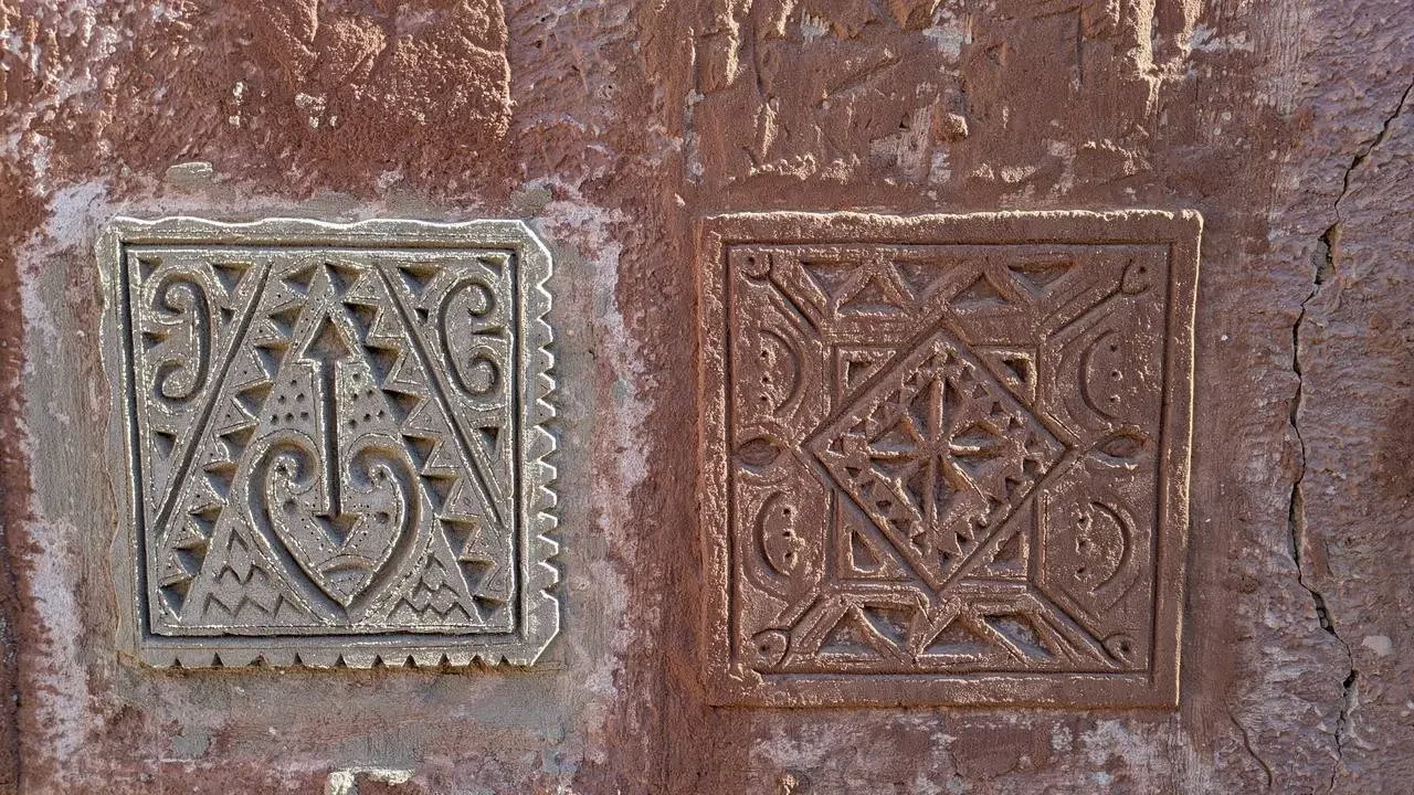 Decorazioni in rilievo su una parete di pietra arida in Algeria.
