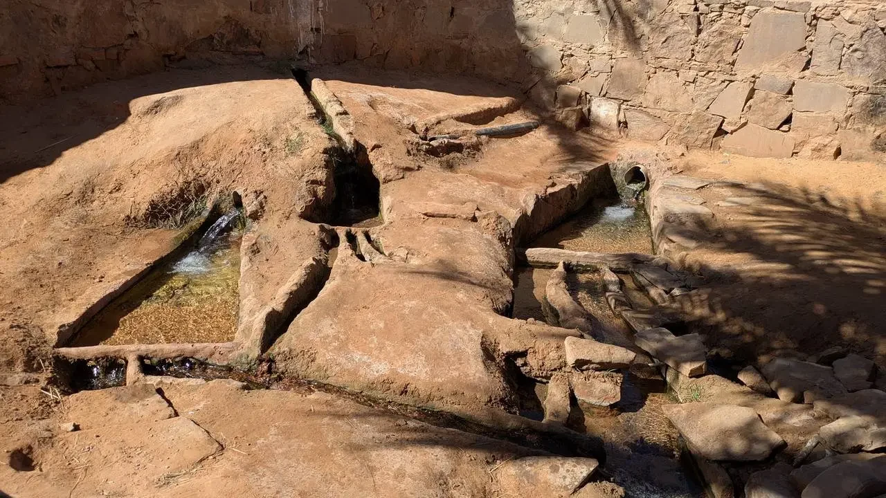 Struttura antica in terra con canali d'acqua all'interno.