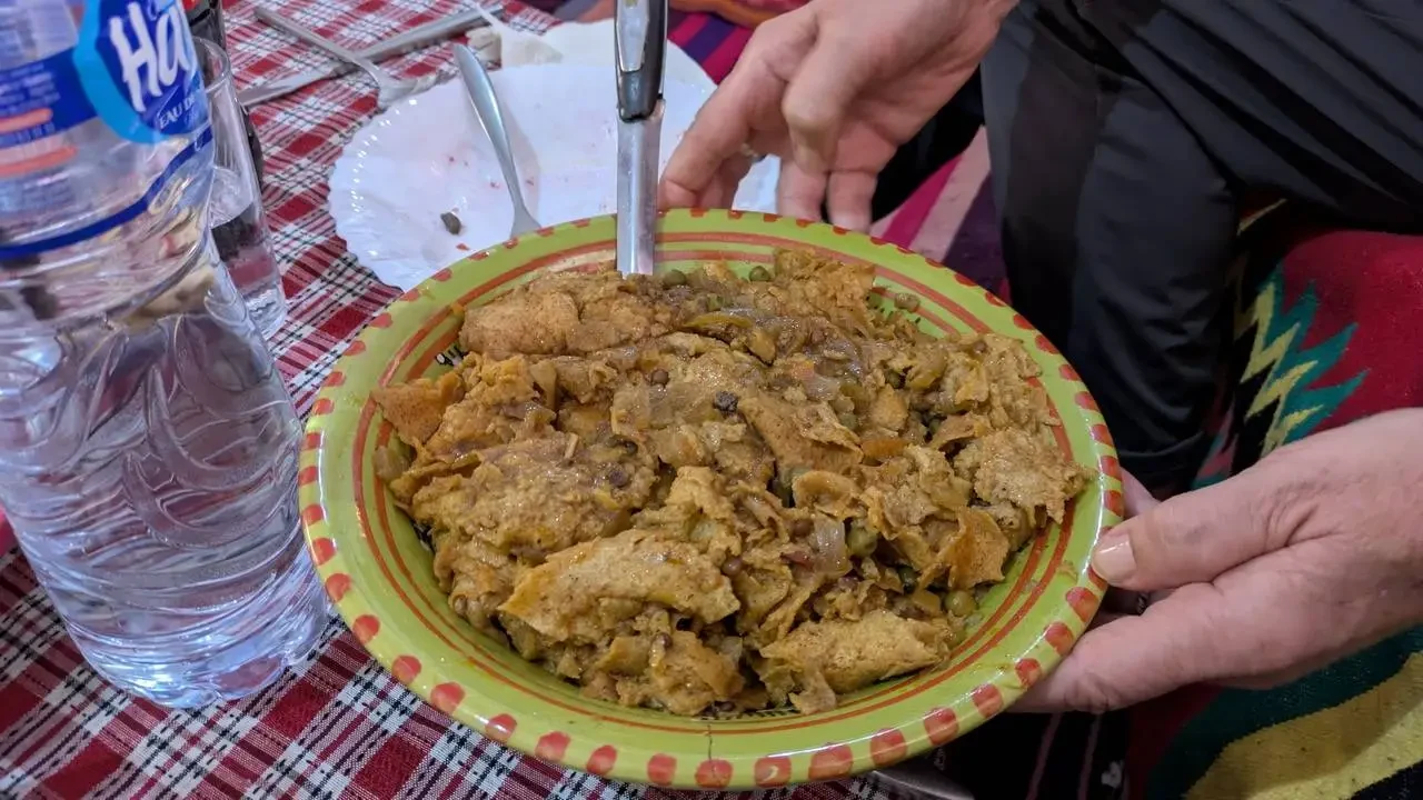 Un piatto di cibo viene servito su un tavolo in Algeria.