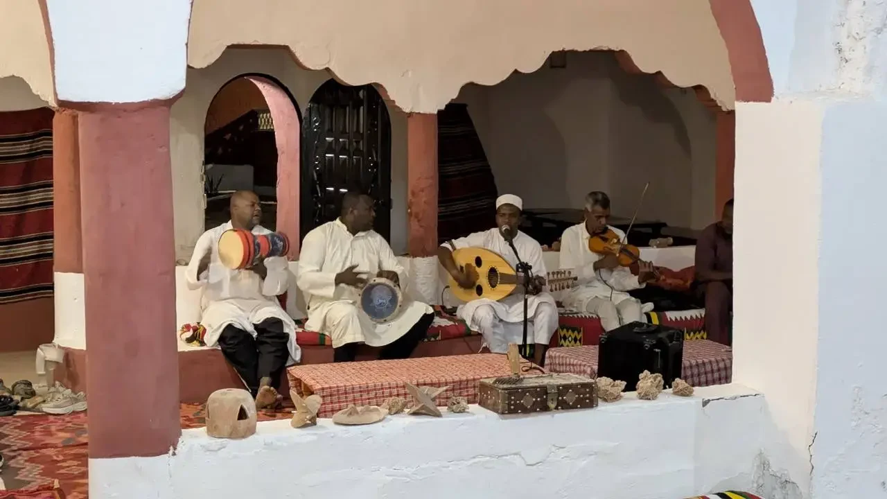 Musici seduti in una loggia tradizionale al tramonto in Algeria.