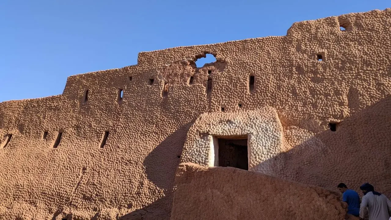 Mura di fango antiche della città di Timimoun in Algeria.