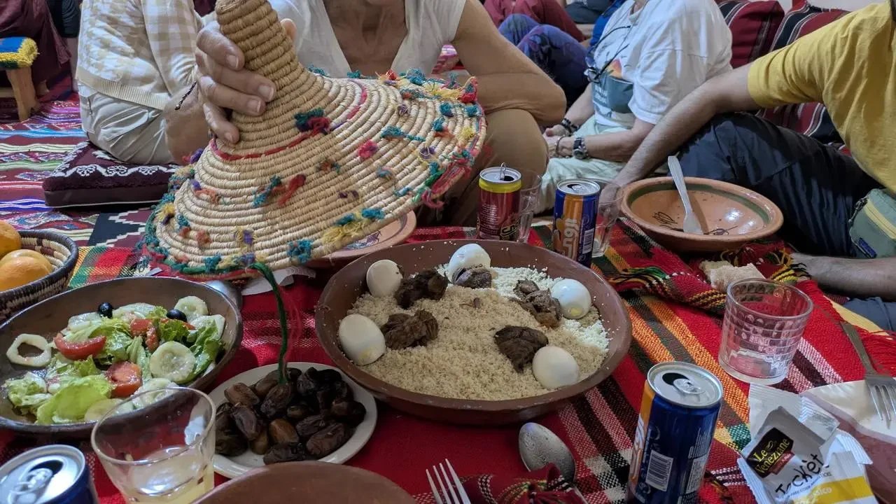 Un pranzo conviviale all'aperto con cibo tradizionale in Algeria.