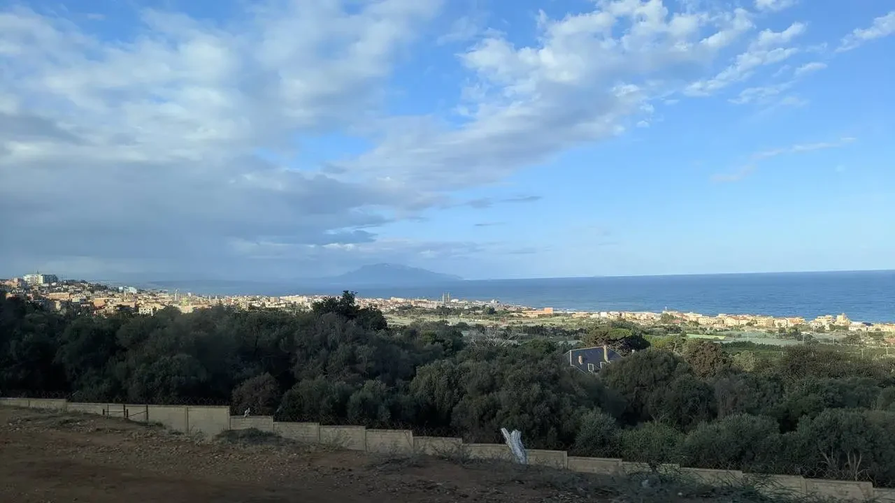 Panorama costiero del mare sotto un cielo nuvoloso in Algeria.