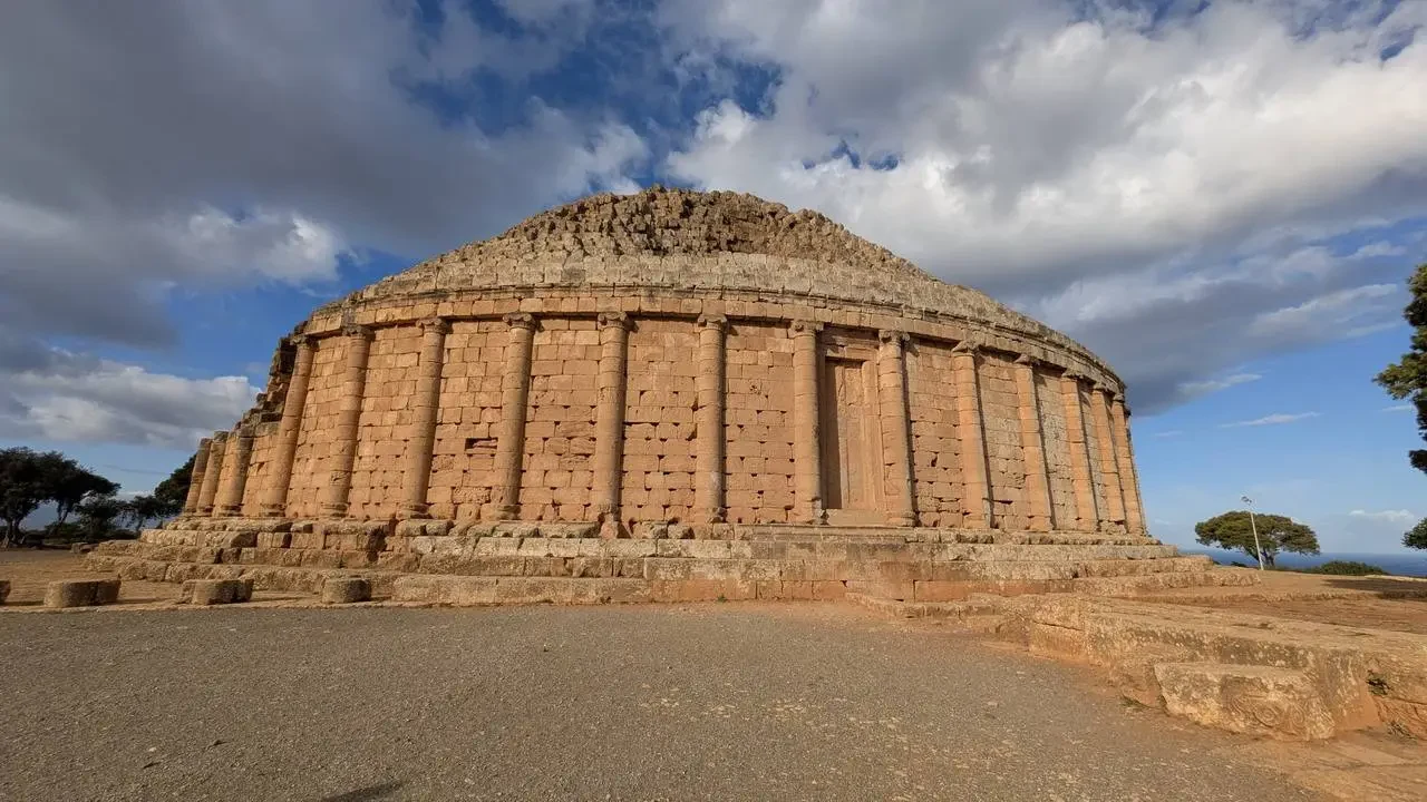 Mausoleo reale in pietra nell'Algeria.