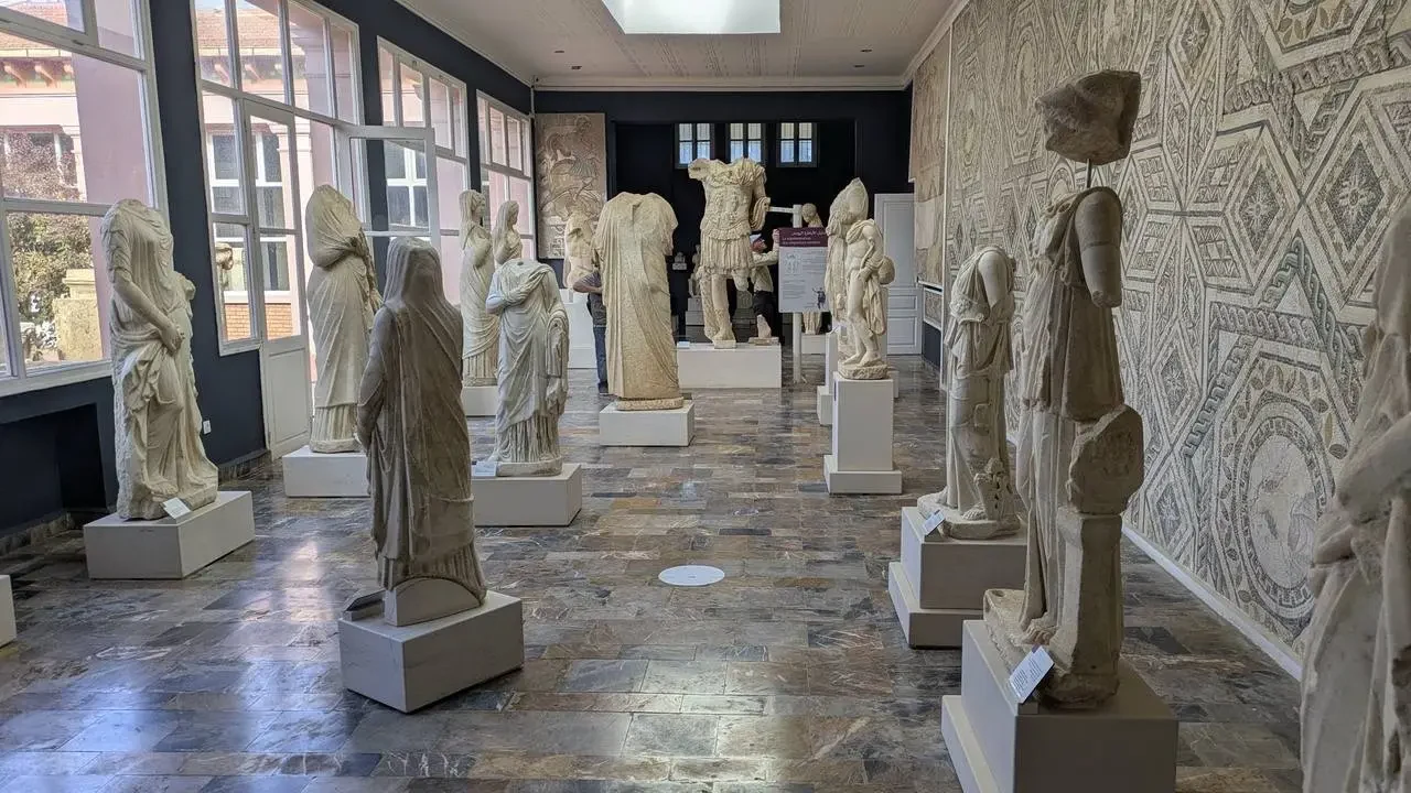 Galleria di sculture antiche all'interno di un museo in Algeria.