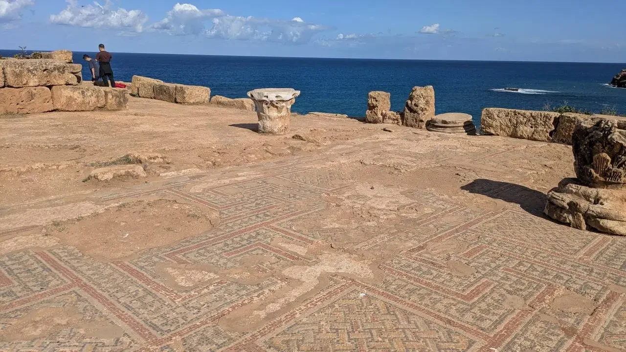 Rovine antiche lungo la costa dell'Algeria con vista sul mare.