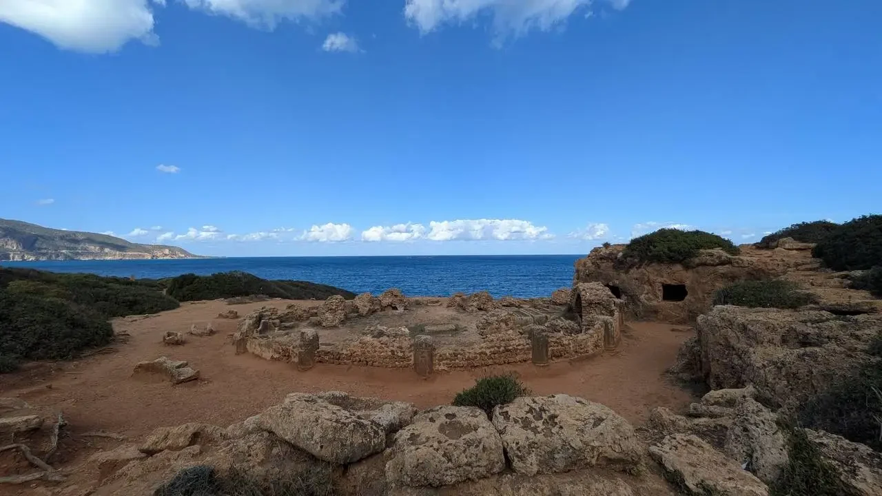 Rovine antiche nella regione di Tipasa in Algeria con vista sul mare.