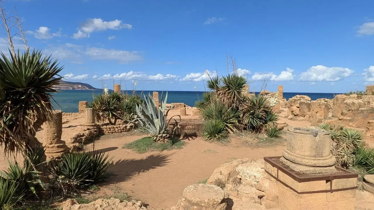 Rovine antiche vicino al mare in Algeria.
