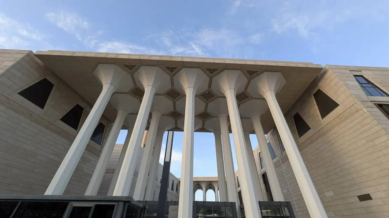 Vista esterna dell'edificio di Djamaa el-Kebir ad Algeri.