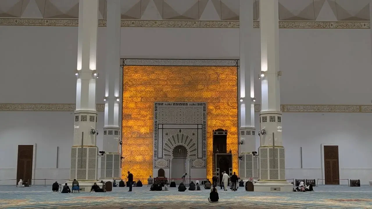 Interno maestoso e dorato di un edificio religioso algerino.