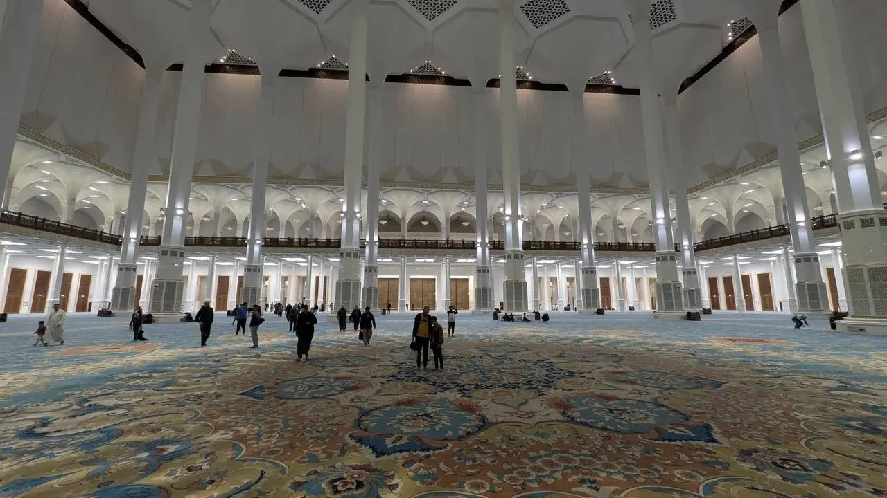 Interno sontuoso di un ampio spazio architettonico con decorazioni elaborate.