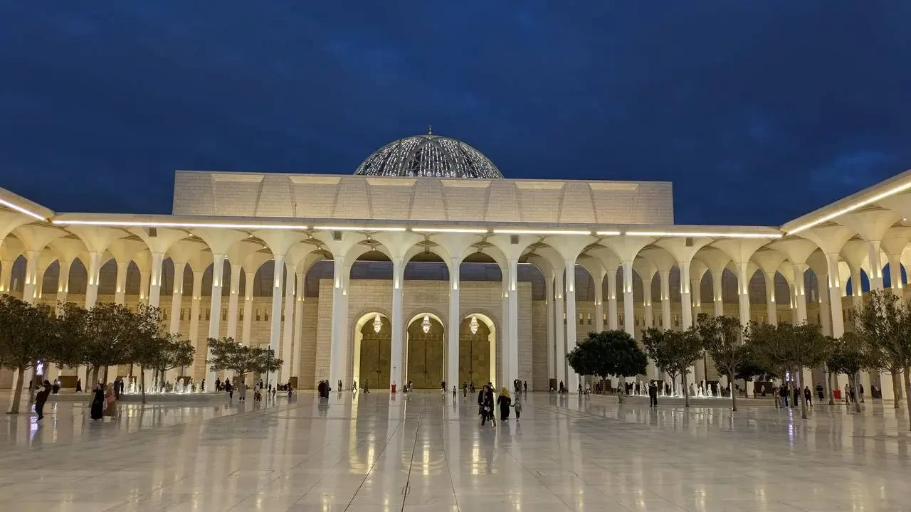 Vista notturna della moschea di Djamaa el-Kebir ad Algeri.