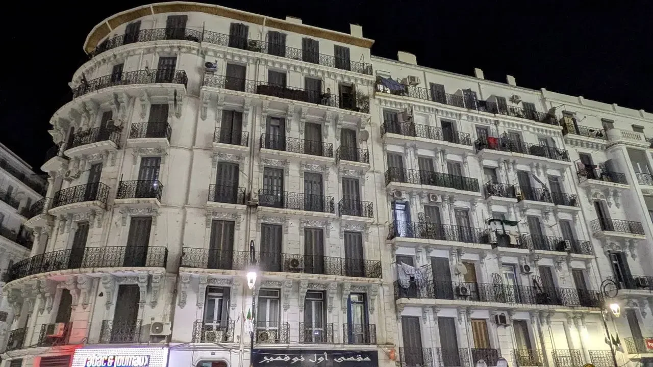 Vista notturna di un edificio storico in Algeria.