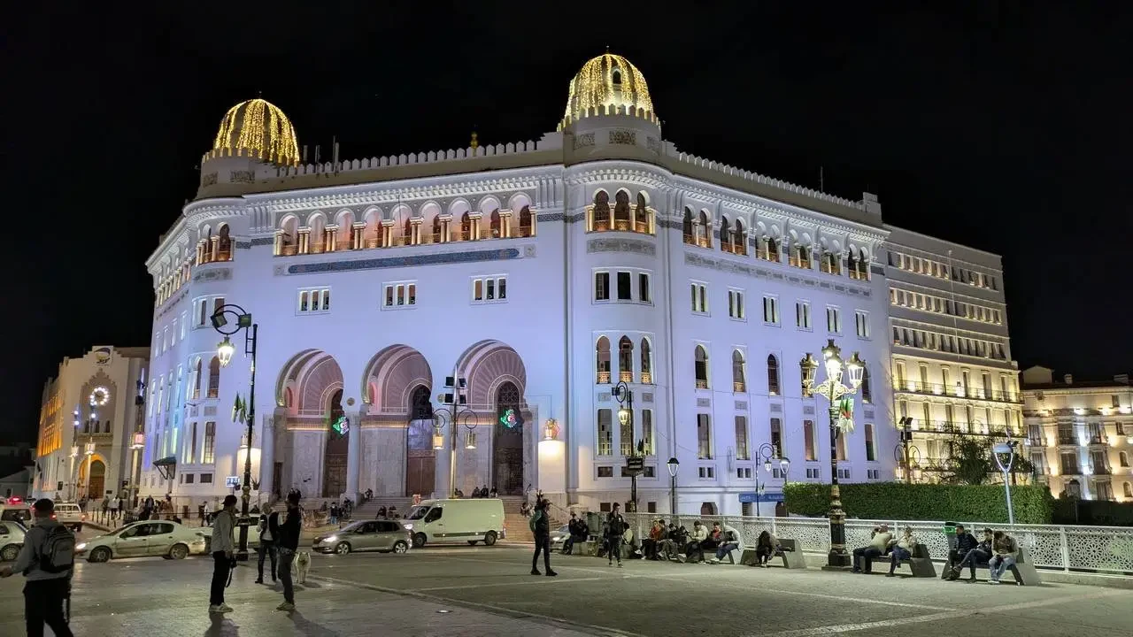 La Grande Poste di Algeri illuminata di notte.