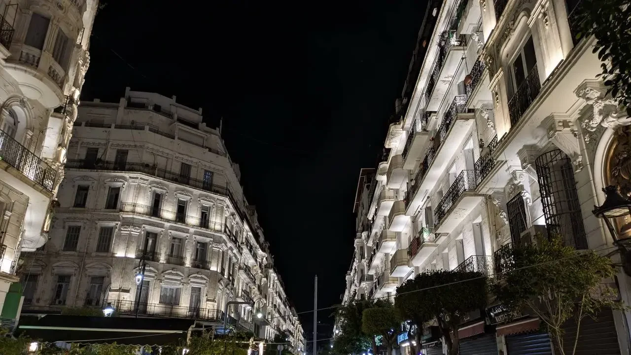 Veduta notturna di edifici storici in una strada cittadina algerina.